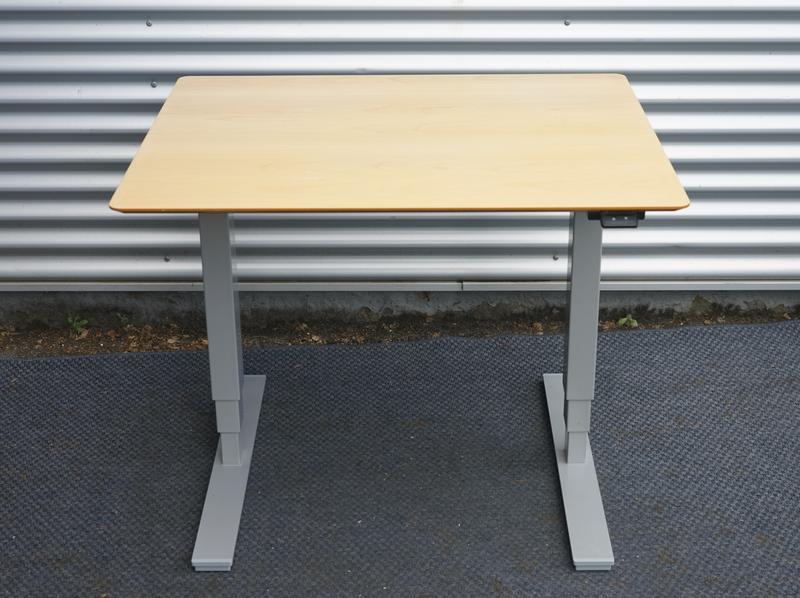 Scanoffice hæve-sænke skrivebord i birkefiner set forfra – kompakt model 100x80 cm med gråt stel